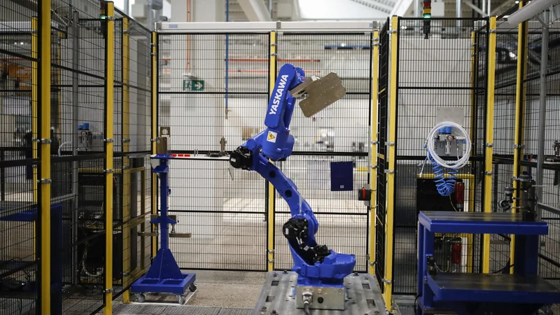 Fotografija: Yaskawa je v Kočevju zgradila tovarno robotov, napovedali pa so tudi nov obrat za proizvodnjo elektromotorjev in elektronskih komponent. Japonska korporacija širitve investicije še ni potrdila, bi se pa to lahko zgodilo ob koncu fiskalnega leta Yaskawe, torej po koncu marca. FOTO: Uroš Hočevar/Delo