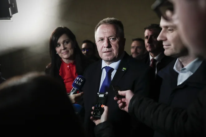 Zdravko Počivalšek, predsednik stranke SMC, za zdaj igra na obe struni. Pogovarja se o skupnem volilnem nastopu z LMŠ, hkrati bi s SDS iskal možnosti za novo koalicijo v tej sestavi državnega zbora. Foto Leon Vidic