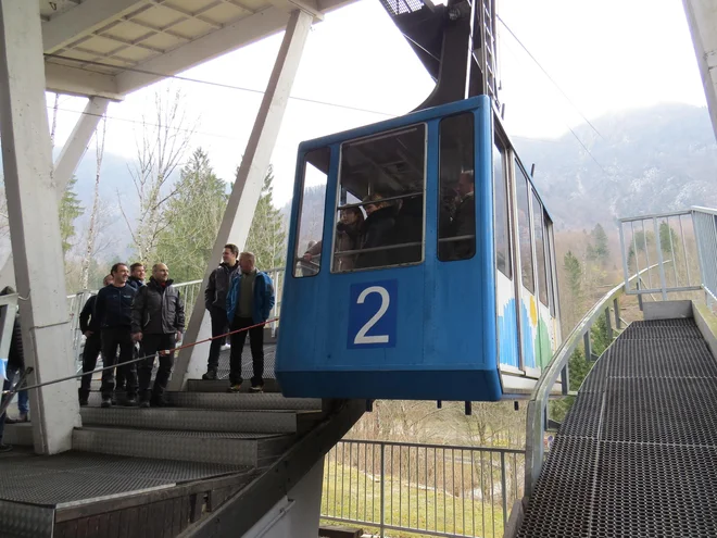 Nihalka se je najprej malce zazibala in nato kot strela švignila na hrib. FOTO: Bojan Rajšek/Delo