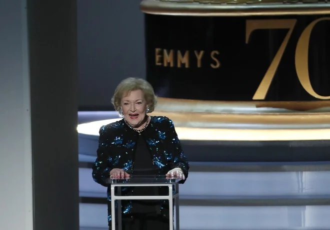 Pred letom in pol je 96-letna Betty White podelila nagrade emmy. FOTO: Reuters