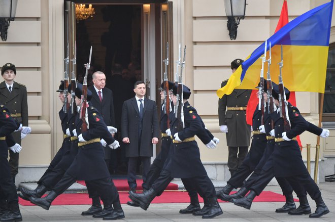 Turški gost je ukrajinskemu kolegu obljubil 36 milijonov dolarjev vojaške pomoči. FOTO: Afp