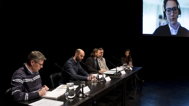 Fotografija: Stane Merše, Jure Vetršek, Marko Peterlin, Andrej Gnezda, Nika Tavčar in Bojana Bajželj (prek videoklica). FOTO: Nejc Trampuž