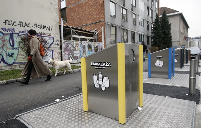 V središču mesta prevladujejo podzemne zbiralnice, v stanovanjskih naseljih naj bi dobili nadzemne zabojnike. FOTO: Blaž Samec/Delo