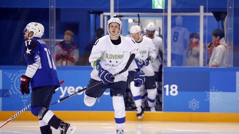 Fotografija: Žiga Jeglič skupaj s soigralci lovi tretji nastop slovenske hokejske reprezentance na olimpijskih igrah. Foto Matej Družnik