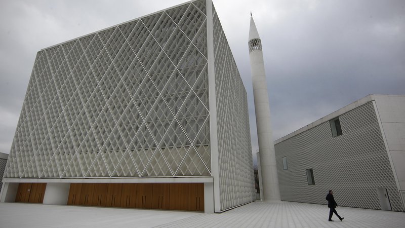 Fotografija: »Po včerajšnjem ogledu Muslimanskega kulturnega centra v Ljubljani pa lahko odkrito priznam, da sem bila nad arhitekturno rešitvijo navdušena,« v komentarju piše Manja Pušnik. FOTO: Blaž Samec