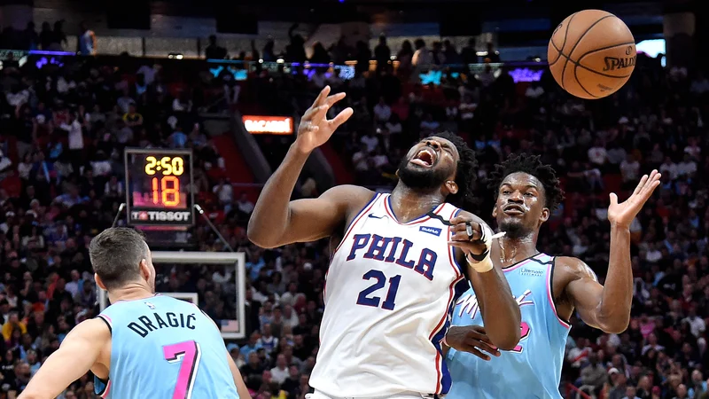 Fotografija: Goran Dragić mlajšega kolega Jimmyja Butlerja v slogu izkušenega košarkarja vzgaja v vodjo moštva. FOTO:  USA Today Sports