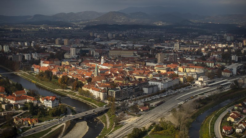 Fotografija: Po nekaterih ocenah naj bi v Sloveniji na leto zaradi onesnaženosti zraka umrlo malo manj kot 3000 ljudi. FOTO: Voranc Vogel/delo