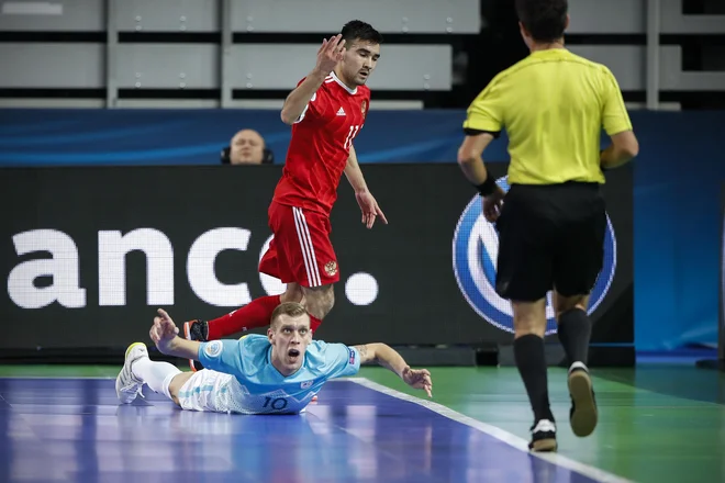 Slovenija je v Brnu izgubila še drugič, zadostoval ni niti čudoviti gol Alena Fetića (na tleh) iz slovenske obrambne polovice, po katerem je prišla v vodstvo z 2:1. FOTO: Uroš Hočevar/Delo