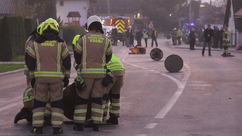 Fotografija: Eksploziji je sledila obsežna intervencija policije, gasilcev in Mestne občine Kranj. FOTO: Boštjan Fon/Slovenske novice