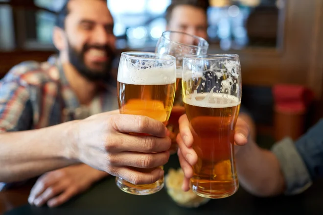 Dve relevantni študiji o tej temi sta primerjali sintezo beljakovin v jetrih in ustvarjanje razstrupljevalnih encimov v tem organu v ljudeh različnih starosti in spola. Foto: Shutterstock