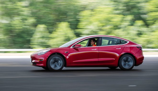 Model 3 je postal najbolje prodajani električni avtomobil na svetu. FOTO: Reuters 