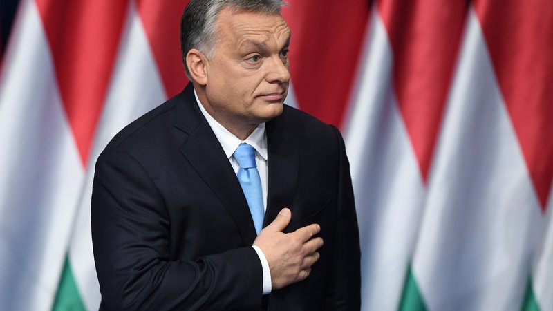 Fotografija: Stranka Fidesz Viktorja Orbána vsaj za leto dni ostaja članica Evropske ljudske stranke. FOTO: Attila Kisbenedek/AFP