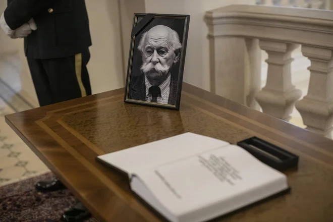 Žalna knjiga za pokojnim Janezom Stanovnikom. FOTO: Voranc Vogel/Delo