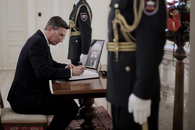 Borut Pahor med vpisom v žalno knjigo. FOTO: Facebook