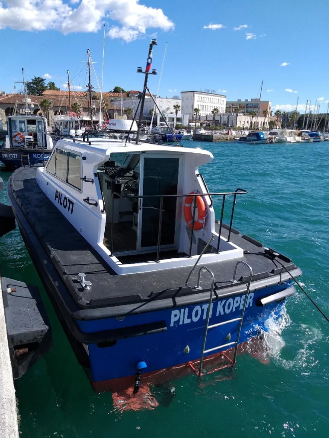 Ladje pri vplutju vodijo ladijski piloti na pilotinah. FOTO: Piloti Koper