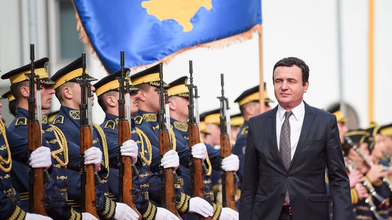 Fotografija: Preizkusni kamen za novega premierja bo tudi sojenje nekdanjim borcem Osvobodilne vojske Kosova osumljenim za vojne zločine, ki jih ljudje slavijo kot narodne heroje. FOTO: Armend Nimani/AFP