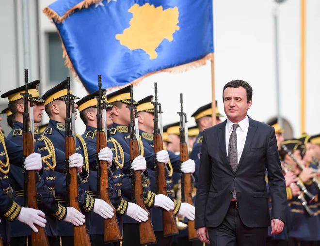 Preizkusni kamen za novega premierja bo tudi sojenje nekdanjim borcem Osvobodilne vojske Kosova osumljenim za vojne zločine, ki jih ljudje slavijo kot narodne heroje. FOTO: Armend Nimani/AFP