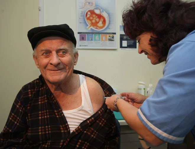 Cepljenje je priporočljivo za vsakogar, še posebej za starejše od 65 let, bolnike s kroničnimi boleznimi pljuč, srca, ledvic, za diabetike, za osebe z imunsko pomanjkljivostjo, pravijo na NIJZ. Foto Tadej Regent