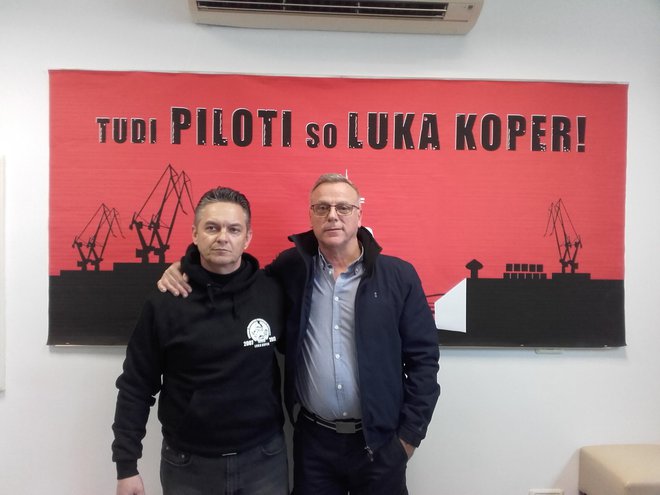 Maurizio Rasman in Arijan Rapuš, ladijski pilot in voznik pilotskega čolna (pilotine) v koprski družbi Piloti, ki opravlja pomorsko pilotažo, sta prejela napoved odpovedi pogodbe o zaposlitvi. FOTO: Nataša Čepar