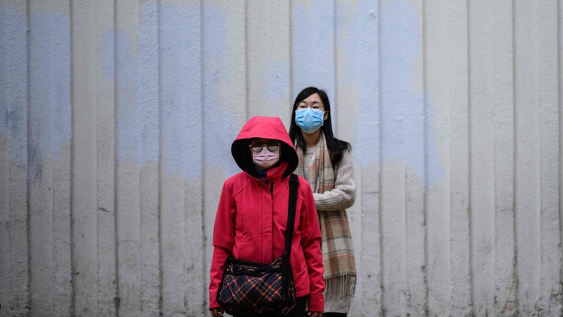 Fotografija: Svetovna zdravstvena organizacija (WHO) je danes sporočila, da izbruh novega koronavirusa, ki se je razširil iz Kitajske, še ni pandemija. Smo v fazi epidemije z več žarišči, so sporočili. FOTO: Anthony Wallace/AFP