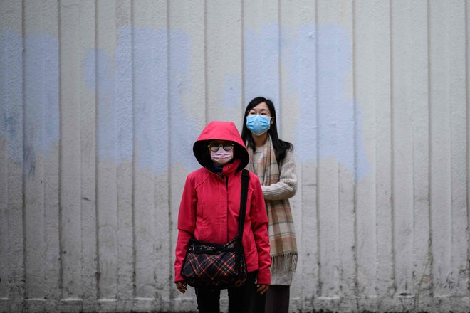 Svetovna zdravstvena organizacija (WHO) je danes sporočila, da izbruh novega koronavirusa, ki se je razširil iz Kitajske, še ni pandemija. Smo v fazi epidemije z več žarišči, so sporočili. FOTO: Anthony Wallace/AFP