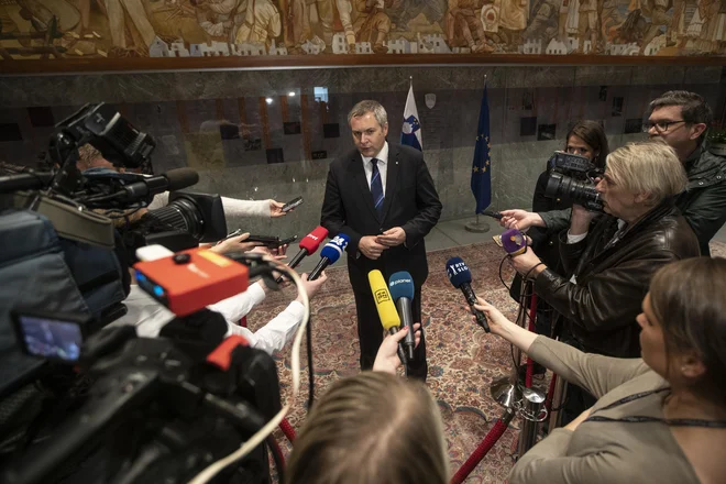 Imamo volilno zakonodajo, ki je še legitimna in v skladu z ustavo, zato naj to ne bo razlog, da bi kdo hotel prestavljati roke, je pojasnil predsednik državnega zbora Dejan Židan. Dobro je, da jo sprejmemo in naj velja na naslednjih volitvah, je še dejal.