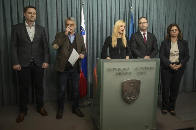 Predstavniki parlamentarnih strank, ki predlagajo spremembe volilne zakonodaje Igor Zorčič (SMC), Matjaž Han (SD), Tina Heferle (LMŠ), Blaž Pavlin (NSi) in Maša Kociper (SAB), upajo, da se bo kdo od poslancev Desusa premislil in prispeval svoj glas. FOTO: Voranc Vogel/Delo
