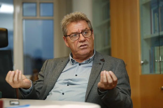»Bojazen, da bi lahko bila večina poslancev izvoljena iz regionalnih centrov, je delno utemeljena, vendar bi bila še večja ob uvedbi absolutnega prednostnega glasu,« pojasnjuje profesor ustavnega prava ljubljanske pravne fakultete dr. Igor Kau