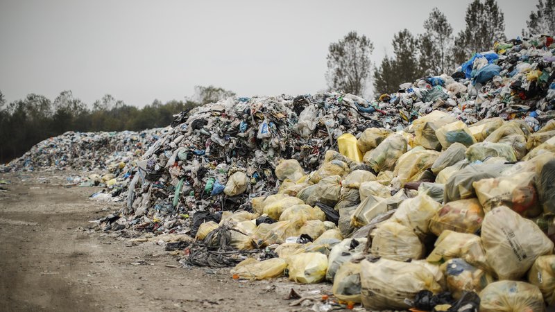 Fotografija: Kupi plastičnih odpadkov, ki bi šli v sežig, bodo še nastajali. FOTO: Uroš Hočevar/Delo