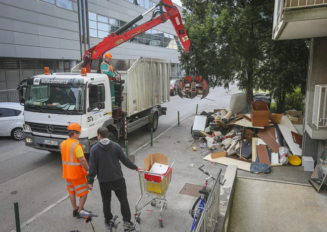 Skoraj vsi težavni odpadki prihajajo iz gospodinjstev. FOTO: Jože Suhadolnik/Delo