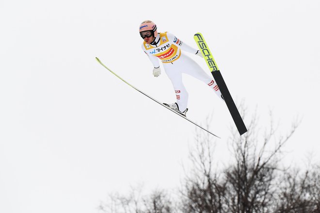 Avstrijski zvezdnik Stefan Kraft si je v Saporu spet priletel rumeno majico vodilnega skakalca v svetovnem pokalu. FOTO: AFP