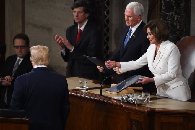 Ameriški predsednik Donald Trump je zavrnil rokovanje s predsednico senata, demokratko Nancy Pelosi. FOTO: Olivier Douliery/AFP