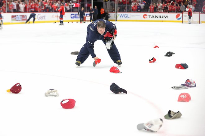 Ruka legenda je dosegla hat-trick, zato so ga gledalci počastili z metanjem čepic na ledeno ploskev. FOTO: Reuters