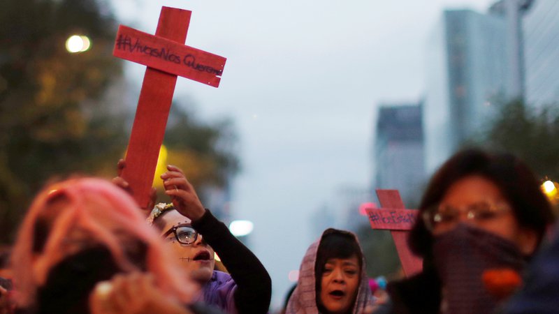 Fotografija: Udeleženke shoda proti femicidom v Mehiki novembra lani. FOTO: Carlos Jasso/Reuters