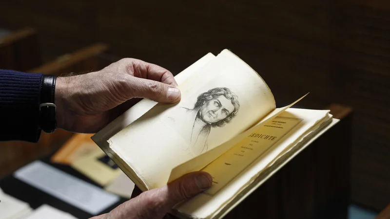 Fotografija: Če kulturo slavimo na dan Prešernove smrti, to ne počnemo zato, ker bi svoji kulturi pripisovali ljubezen do smrti, temveč zato, ker človek šele ob smrti postane to, kar je. FOTO: Leon Vidic/Delo