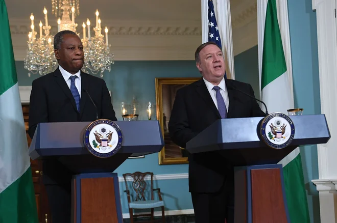 Geoffrey Onyeama in Mike Pompeo, zunanja ministra Nigerije in ZDA, sta na skupni novinarski konferenci v Washingtonu spregovorila o odpravi omejitve migracij iz Nigerije. FOTO: Eric Baradat/AFP