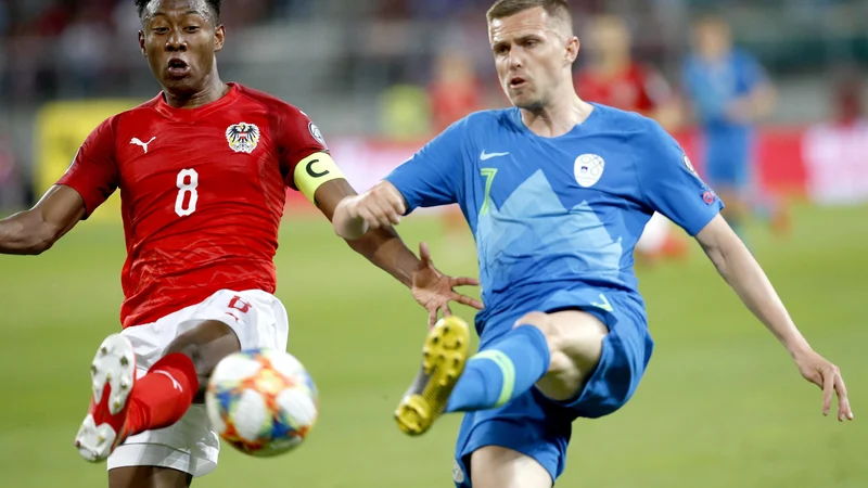 Fotografija: Josip Ilićić (desno, levo David Alaba) blesti v majici Atalante, letos ga čakajo veliki izzivi tudi v majici Slovenije. FOTO: Roman Šipić