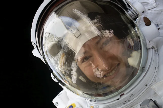 Astronavtka Nase Christina Koch je bila tokrat prvič v vesolju. Zamenjala je nekaj sostanovalcev, opravila kup poskusov in vzdrževalnih del, na postaji pa je 29. januarja praznovala tudi svoj 41. rojstni dan. FOTO: Nasa/AFP