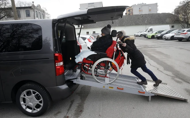 Eden od vzrokov, zakaj je število upravičencev precej preseglo predvidevanja ministrstva, je gotovo neurejenost instituta družinskega pomočnika. FOTO: Blaž Samec/Delo