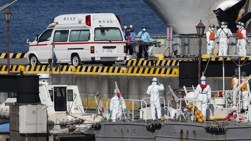 Fotografija: Z ladje so evakuirali le okužene. Med desetimi potrjeno okuženimi so trije Japonci, trije iz Hongkonga, Avstralca, Američan in Filipinec. FOTO: AFP