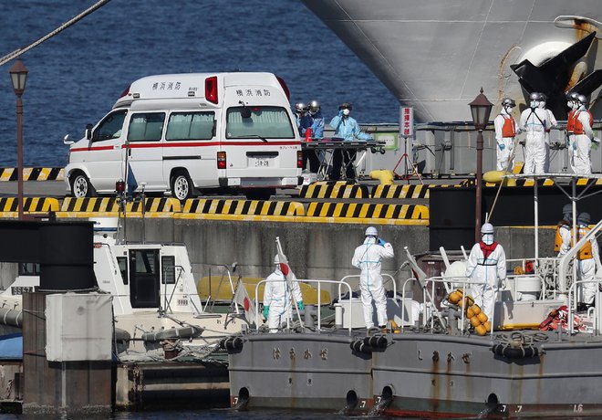 Z ladje so evakuirali le okužene. Med desetimi potrjeno okuženimi so trije Japonci, trije iz Hongkonga, Avstralca, Američan in Filipinec. FOTO: AFP