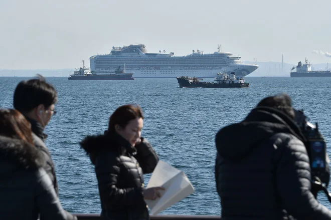 Približno polovica potnikov na križarki je Japoncev, o drugih nacionalnostih še ni podatkov.  FOTO: Kazuhiro/AFP