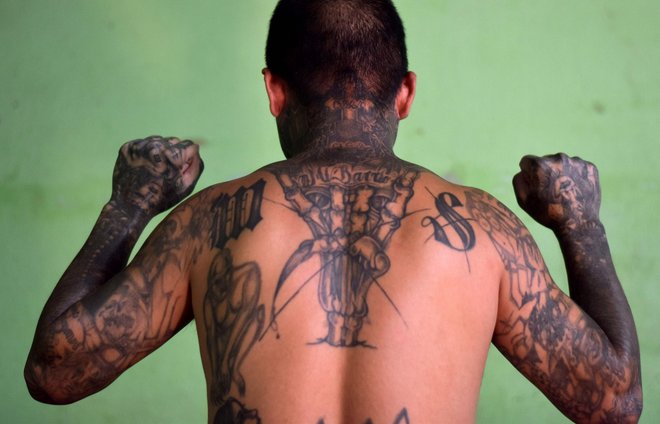 60.000 Salvadorcev je članov kriminalnih združb. FOTO: Oscar Rivera/AFP