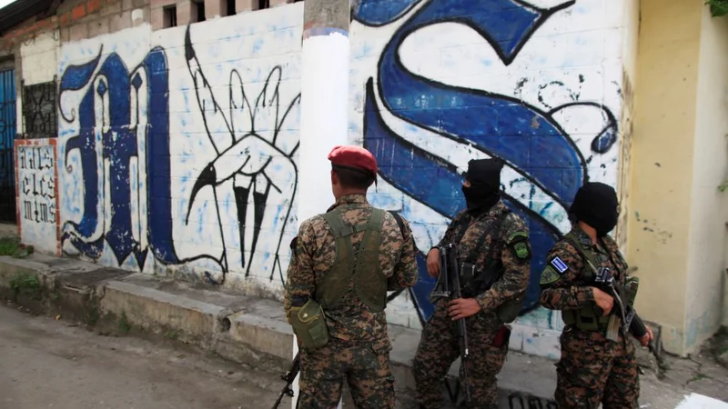 Fotografija: Vojska, policija in krimanalne združbe v Salvadorju so krive za številne smrti, ugrabitve, posilstva in  mučenja. FOTO: Jose Cabezas/Reuters