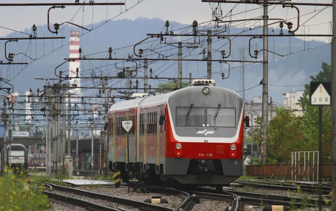 Posledice izrednega dogodka so odstranjene, promet poteka po obeh tirih. FOTO: Jože Suhadolnik/Delo