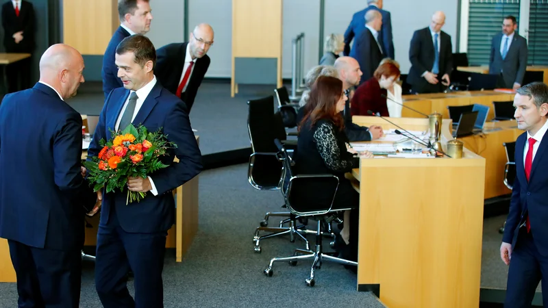 Fotografija: Mike Mohring (CDU) čestita za izvolitev Thomasu Kemmerichu (FDP). Desno Bjoern Hoecke (AfD). Foto: Reuters