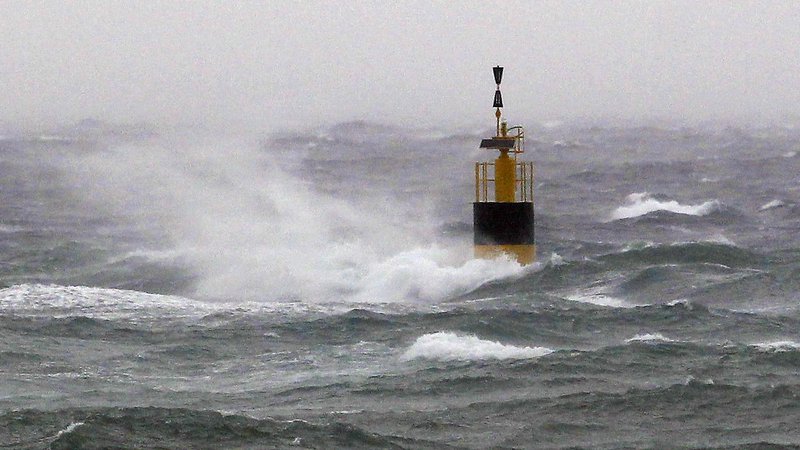 Fotografija: Izjemno nevarne vremenske razmere zaradi vetra ob hrvaški obali pričakujejo od Reke do Dubrovnika. FOTO: Matej Družnik/Delo