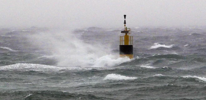 Izjemno nevarne vremenske razmere zaradi vetra ob hrvaški obali pričakujejo od Reke do Dubrovnika. FOTO: Matej Družnik/Delo