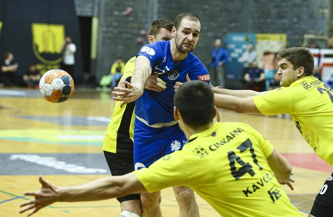Derbi v Velenju je rokometaše obeh moštev spodbudil k čvrsti igro v obrambi. FOTO: Jože Suhadolnik