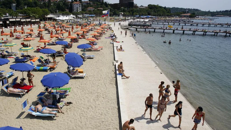 Fotografija: Zasebno podjetje želi z najemom portoroške plaže poskrbeti za boljšo storitev, ki jo je dolžan ponuditi gostom iz petzvezdičnega hotela. FOTO: Blaž Samec